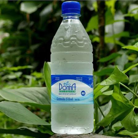 Garrafa Donna Natureza cercada pela vegetação