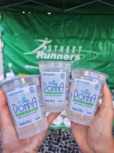 Copos Donna Natureza em evento esportivo